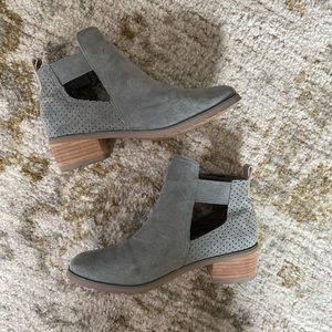 NWOT gray Reef boots